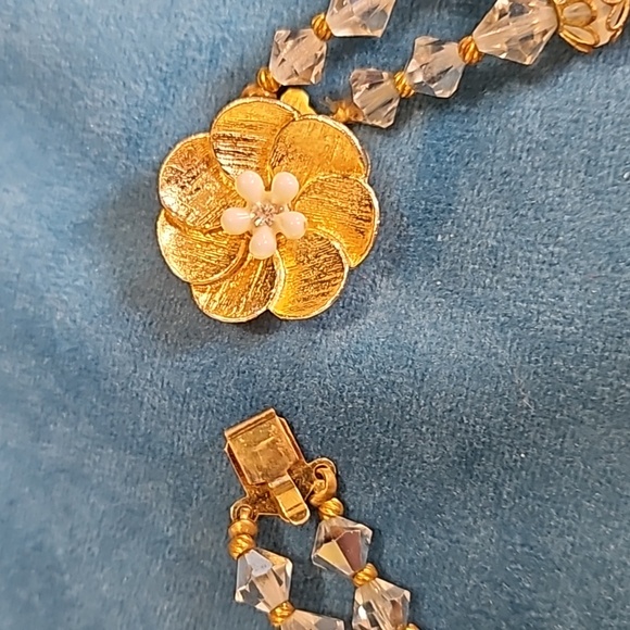 Vintage 1950s crystal choker 2 strands, 2 gold tone brooches - Picture 13 of 14